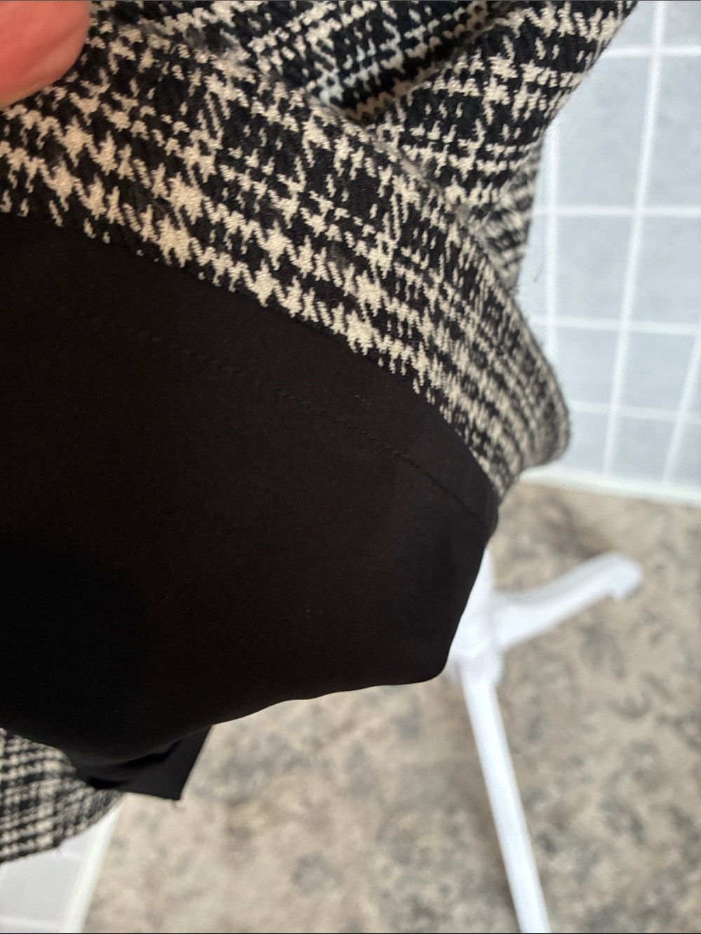 The Limited Black and White Plaid Pencil Skirt in Size 8 - Picture 5 of 8